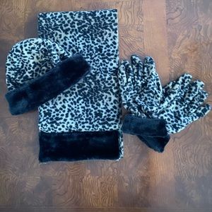 Leopard Fleece/Fur Scarf, Hat, and Glove Set.